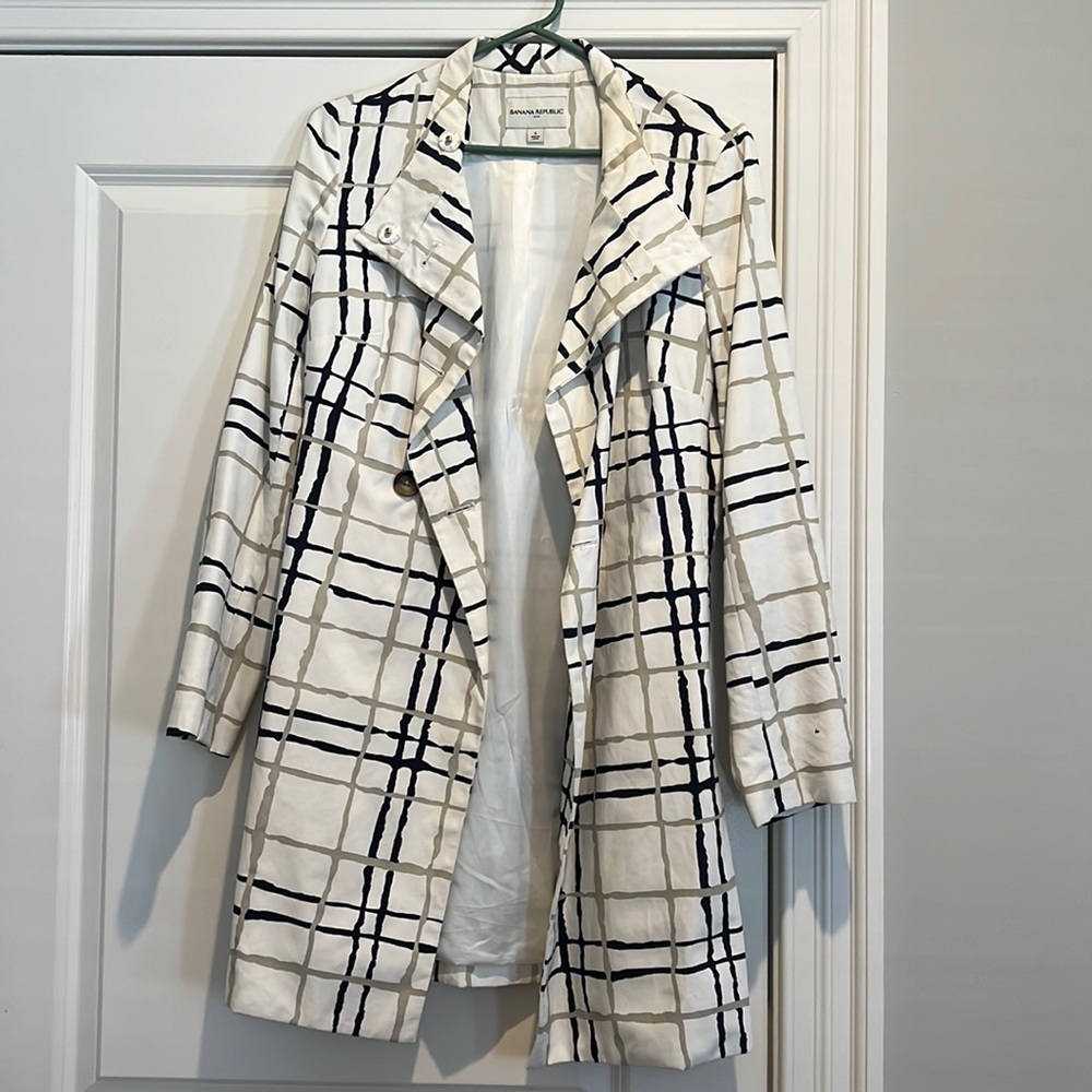 Beautiful navy/tan BR Trench coat size small